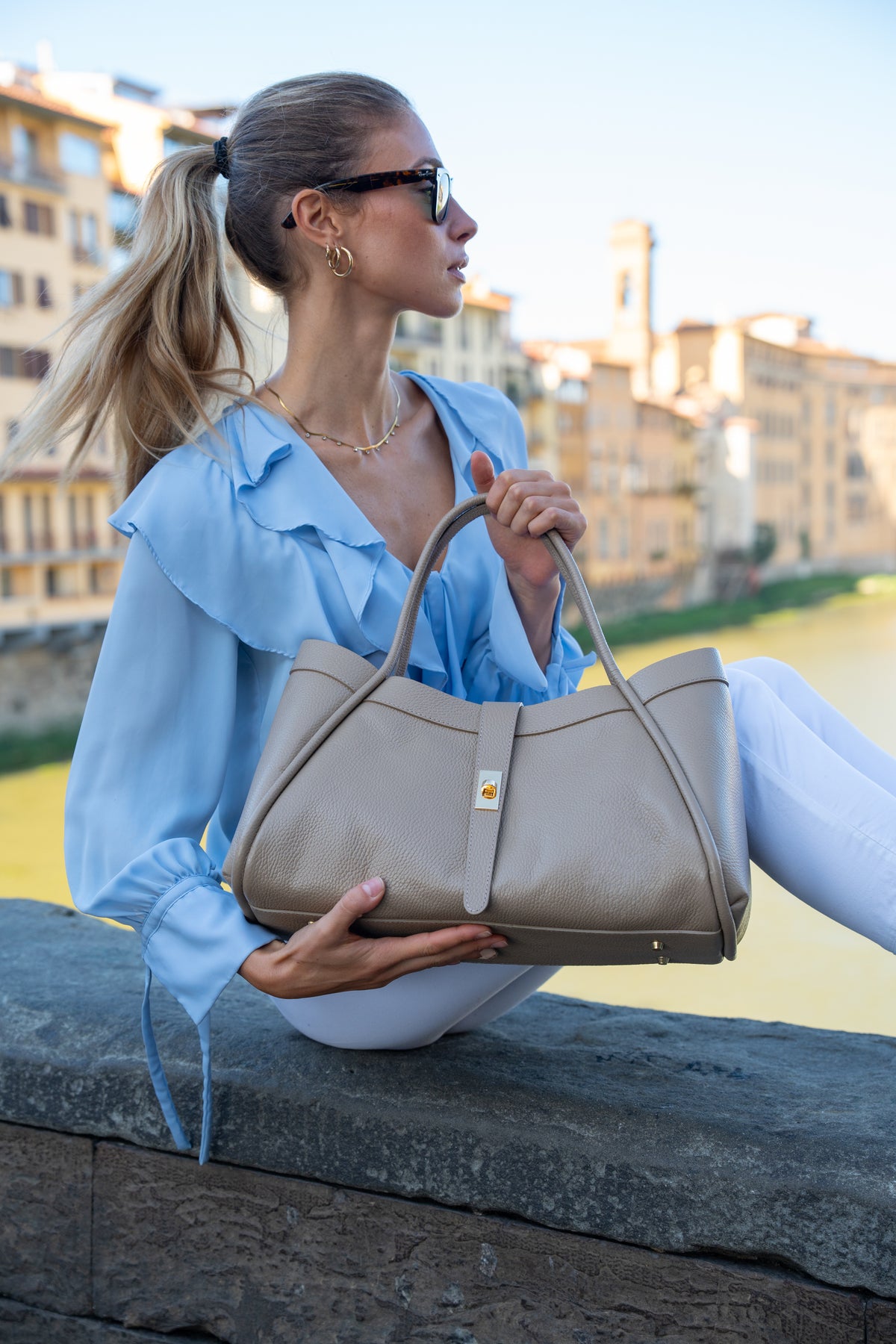 Torba typu tote Milano Classica w kolorze beżowym z zapięciem na pasek